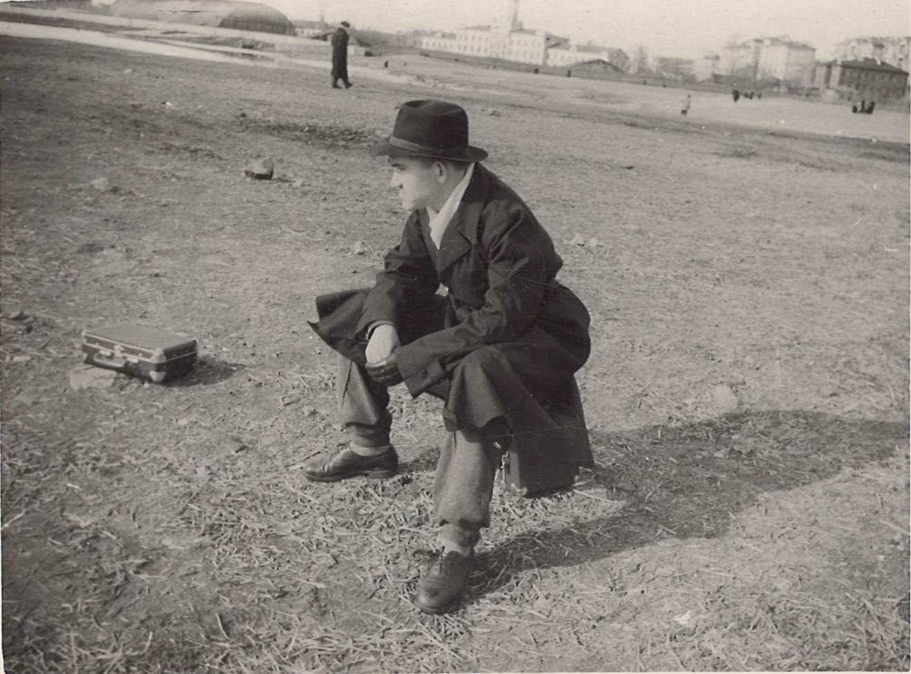 В гордом одиночестве. Куда податься бедному студенту с чемоданчиком!? (1957-58 г.).